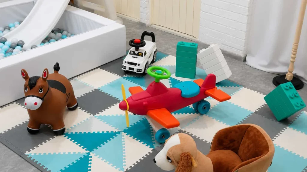 Plaza blanda para cumpleaños infantiles con juegos, tobogán, piscina de pelotas y juguetes en un espacio recreativo seguro.